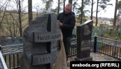 Скульптар Ігар Засімовіч падчас асьвячэньня помніка Рыгору Барадуліну на Бутаўскіх могілках, архіўнае фота