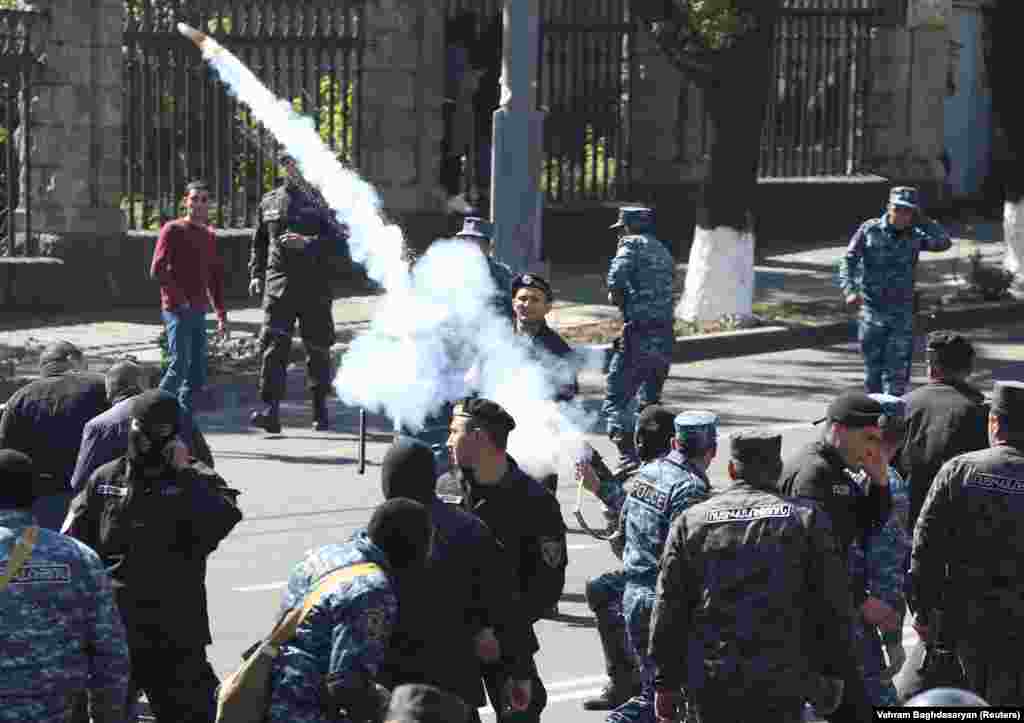 До самої будівлі Національних зборів стягнули спецтехніку, в тому числі водомети та димові гранати