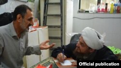 عباس تبریزیان در حال طبابت اسلامی