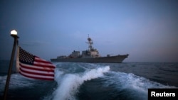 Američka mornarica, razarač s navođenim raketama USS Truxtun, bila je među brodovima koji su prolazili kroz Hormuški moreuz kada ih je Iran otvorio vatru (fotoarhiv).