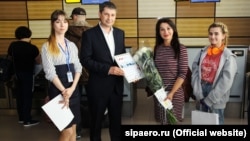 Вручение подарочного сертификата Анне Переваловой