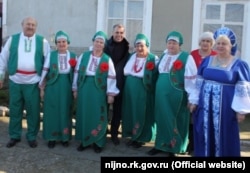 Владимир Константинов с участниками самодеятельной фольклорной группы