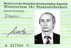 Посвідчення особи Володимира Путіна, кола він був у 1980-х роках у Дрездені офіцером КДБ. Фото цього документа поширили німецькі ЗМІ у 2018 році