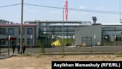 Здание сернокислотного завода в поселке Жанакорган Кызылординской области.