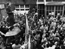 Архіўнае фота. Лех Валенса (зьлева) размаўляе з працоўнымі падчас страйку на суднабудаўнічай верфі ў Гданьску. 8 жніўня 1980 году