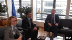 Претседателот на СДСМ Зоран Заев и потпретседателката на СДСМ Радмила Шеќеринска се сретнаа со Еврокомесарот Штефан Филе во Брисел.