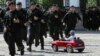 Бойцы спецназа вбегают в Центральный парк отдыха в Алматы, где проходит несанкционированный митинг, 1 мая 2019 года.