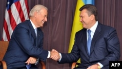 Віце-президент США Джо Байден (л) і лідер опозиції України Віктор Янукович (п) під час зустрічі в Києві, 21 липня 2009 року