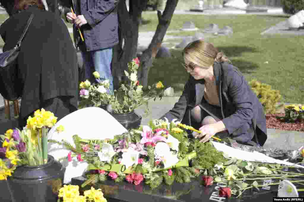 Porodica i prijatelji na grobu Zorana Đinđića u Aleji zaslužnih građana u Beogradu.