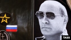 Футболка с изображением Владимира Путина в магазине «Армия России». Калининград, 26 октября 2016 года