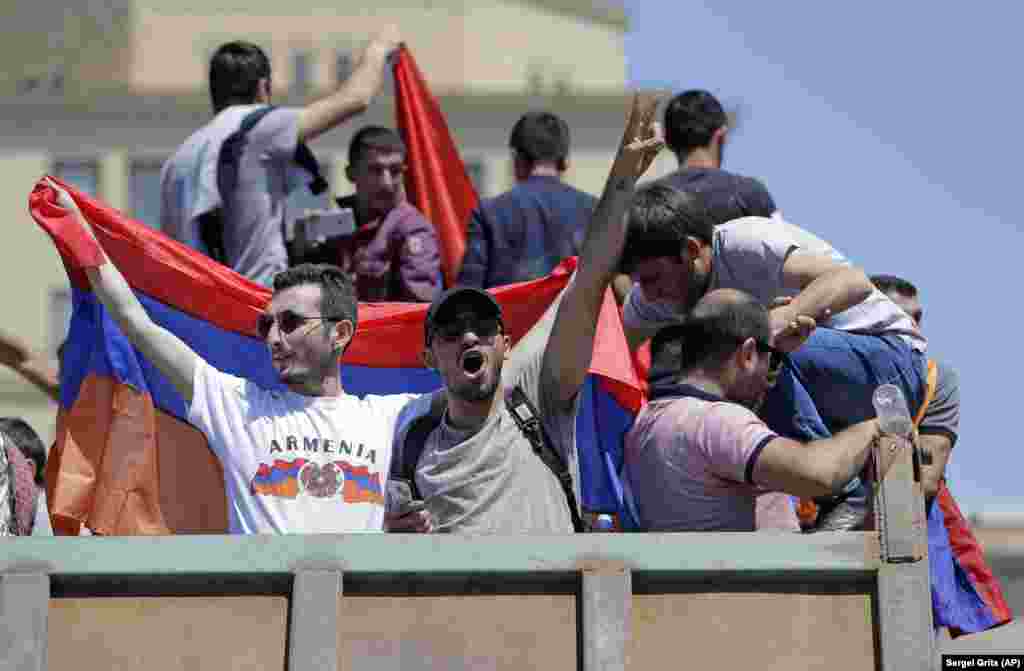Нікол Пашинян закликав не блокувати лише ті магістралі, які використовуються військовими, а також ведуть до Нагірного Карабаху