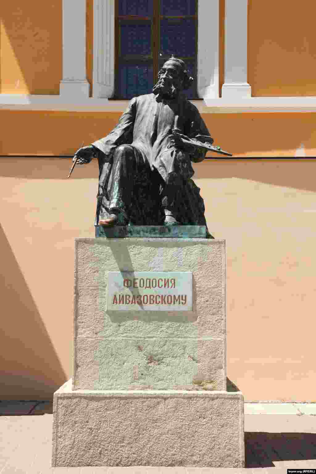 Пам&#39;ятник Айвазовському, встановлений біля його будинку. 40 років тому навколо нього височіли пальми, проте холодні зими їх не помилувати