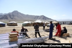 Китайские рабочие на горнодобывающем предприятии недалеко от города Мургоб в Горно-Бадахшанской области Таджикистана (иллюстративное фото)