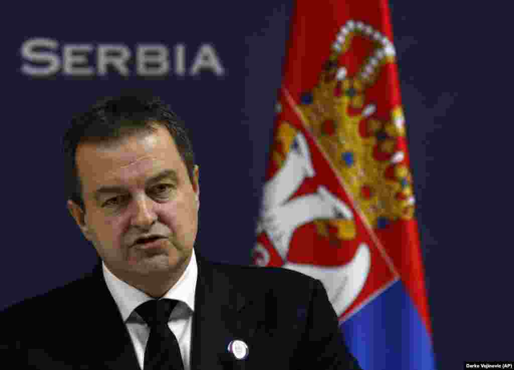 СРБИЈА - Српскиот министер за надворешни работи Ивица Дачиќ изјави дека политиката на Србија кон Хрватска во иднина ќе биде заснована на принципот на реципроцитет. Тој за таблоидот Информер порача декатаквите мерки се вообичаена пракса во дипломатијата и доколку дојде до нови непријателски чекори на Загреб, српските власти се подготвени за реакција.