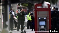 Policia në vendin ku me një automobil sot pasdite janë sulmuar këmbësorët në Londër