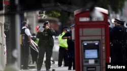 Pjesëtarët e policisë londineze në vendin ku një automobil i ka goditur këmbësorët