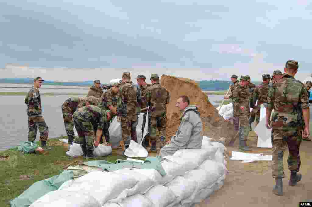 Militarii construiec un dig de protecție, Nemțeni, raionul Hâncești