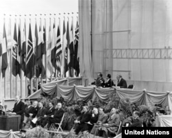БУУ түзүлгөнүнүн төртүнчү жылдыгы Башкы ассамблеянын ачык асман алдындагы жыйынында белгиленген. Нью-Йорк, 24-октябрь, 1949-жыл.