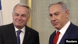 Министр иностранных дел Франции Жан-Марк Эйро (слева) и премьер-министр Израиля Биньямин Нетаньяху.