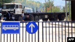Архивска фотографија - Македонски транспортери ја блокираат границата со Косово.