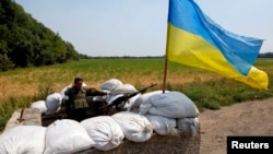 Украина әскерінің елдің шығысындағы тосқауыл бекеті. 1 тамыз 2014 жыл. (Көрнекі сурет)