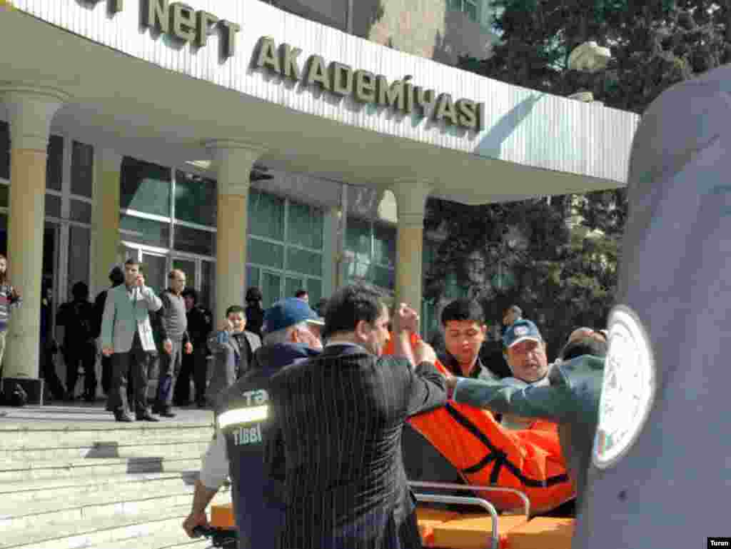В результате стрельбы в Азербайджанской нефтяной академии в Баку погибли 13 человек, 10 ранены.