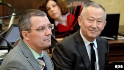 Подсудимые бывший председатель комитета национальной безопасности Казахстана Альнур Мусаев и бывший помощник Рахата Алиева Вадим Кошляк (слева). Вена, 14 апреля 2015 года.