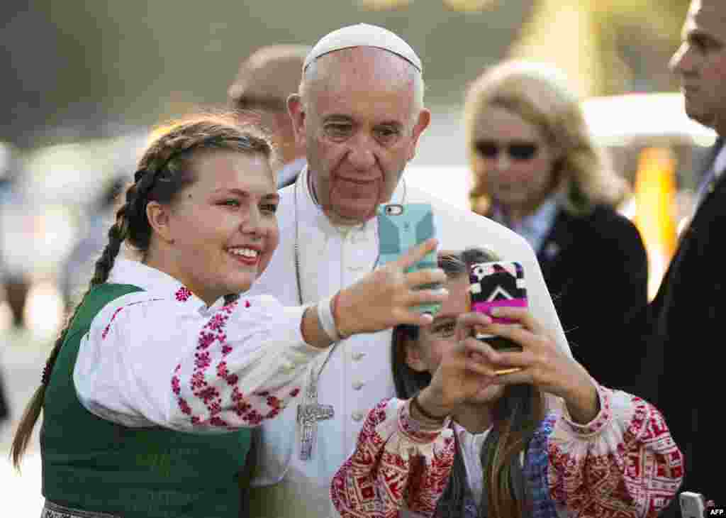 Глава Ватикана фотографируется с детьми сотрудников посольства Литвы в Вашингтоне