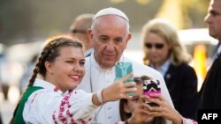 Papa Francisc cu copii de la Ambasada Lituaniei în Statele Unite