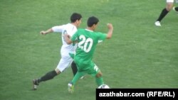 "Aşgabat" we "Daşoguz" futbol toparlary ýaryşýar.