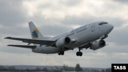 Russia -- Ukranian Aerosvit company airplane in Moscow airport Domodedovo, 29Nov2007