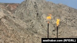 Факелы для сжигания газа в Туркменистане. 