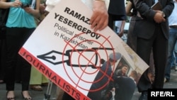 Сотталған журналист Рамазан Есіргеповке қолдау жазылған плакат. Алматы, 24 маусым 2009 жыл.
