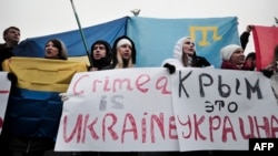 Кырымтатарлар Киев мәйданында Украинаның Европа берлегенә кушылуын хуплый. 1 март 2014