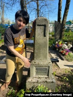 Моя двоюрідна сестра Юля на могилі нашого прадіда Терентія Остапчука. Новозибків, 2021 рік