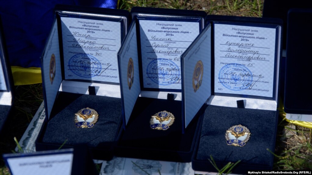 Крім атестату ліцеїсти отримують нагрудні знаки, а деякі також грамоти та відзнаки 