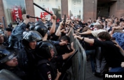 Столкновение протестующих с полицией на митинге 27 июля 2019 года в Москве