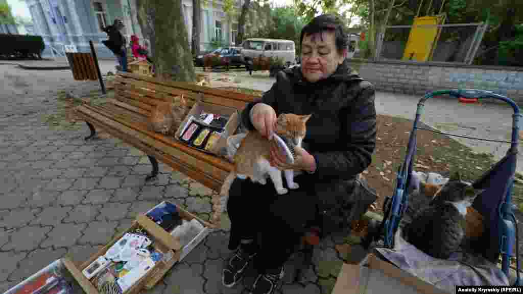 Защитница дворовых кошек на улице Дувановской