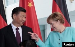 Germania - Cancelarul german Angela Merkel alături de președintele chinez Xi Jinping în timpul unei ceremonii de semnare a contractului la cancelaria din Berlin - 5 iulie 2017