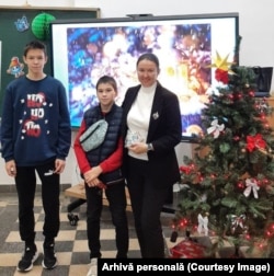 Olga Logvinenko și băieții ei la școală.