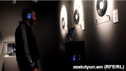 Իբրահիմ Մաալուֆը Կոմիտաս լսելիս