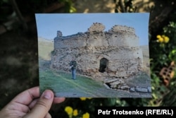 Ташкент облысындағы Қайнар сардобасының фотосын көрсетіп тұрған адам. Өзбекстан, 27 маусым, 2024 жыл.