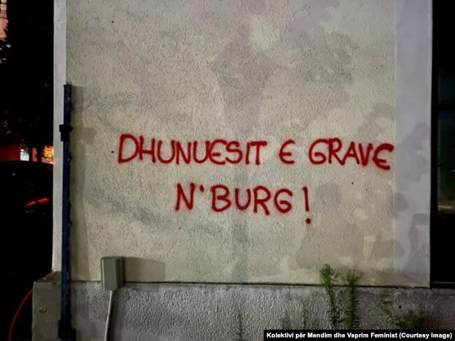 "Dhunuesit e grave në burg", është mesazhi i shkruar në një mur në Vushtrri.