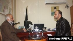 معصوم ستانکزی رییس دارالانشای شورای عالی صلح افغانستان در جریان مصاحبهء اختصاصی با سید فتح محمد بها خبرنگار رادیو آزادی در کابل.