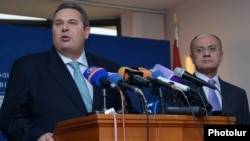 Armenia - Defense Minister Seyran Ohanian (R) and his Greek counterpart Panos Kammenos at a news conference in Yerevan, 16Dec2015.