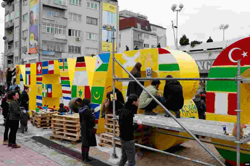 Kosovari boje spomenik postavljen povodom progla&scaron;enja nezavisnosti Kosova zastavama zemalja koje su priznale Kosovo, 16. februar 2013. 