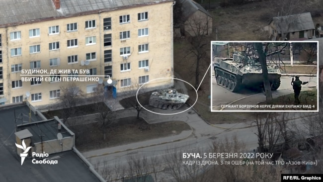 BMD-4, me të cilin lëviz vazhdimisht rreshteri i Forcave të Armatosura Ruse Borzunov, qëndron pranë shtëpisë ku u vra një banor civil i Bucha-s, Yevgeny Petrashenko. Mëngjesi i 5 marsit 2022. Bucha, Rruga Yablonskaya
