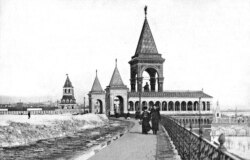 Вигляд збоку на кремлівський монумент, відкритий у в 1898 році і який викликав неоднозначні відгуки