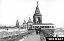 O vedere laterală a monumentului Kremlinului, care s-a deschis în 1898