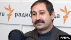 Expertul militar și comentatorul Alexandr Golț în studioul Radio Libertatea